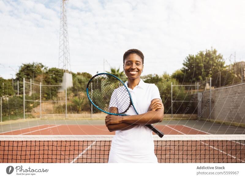 Junge Frauen mit einem Tennisschläger auf einem Tennisplatz aktiver Lebensstil Aktivität Amateur Athlet Ball schön schöne Frauen heiter Konkurrenz Gericht