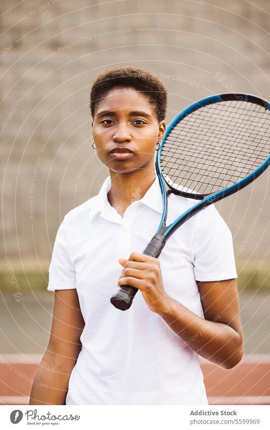 Junge Frauen mit einem Tennisschläger auf einem Tennisplatz aktiver Lebensstil Aktivität Amateur Athlet Ball schön schöne Frauen heiter Konkurrenz Gericht