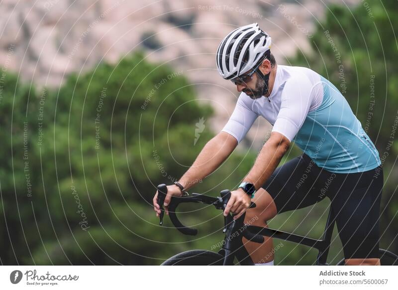 Mountainbiken auf der Straße Radfahrer Rennrad Berge u. Gebirge Trikot weiß blau Schutzhelm Fahrradfahren im Freien Sport Mitfahrgelegenheit männlich Ausrüstung