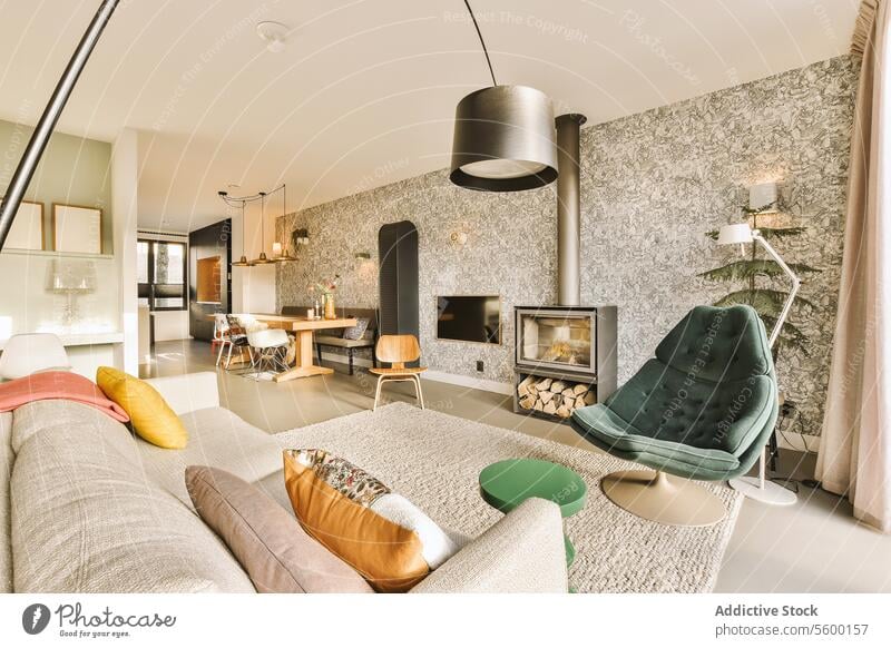 Wohnzimmer mit Möbeln vor dem Kamin und TV Liege Sofa Feuerstelle geräumig modern heimwärts Stuhl Lampe Fernsehen Design Raum Appartement Haus Innenbereich