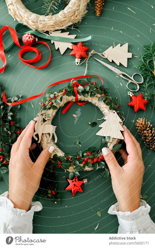 Frau hält Weihnachtskranz in den Händen Person Totenkranz Handwerk Tradition diy dekorierend Kreativität Geschenk festlich Fotografie Farbbild horizontal