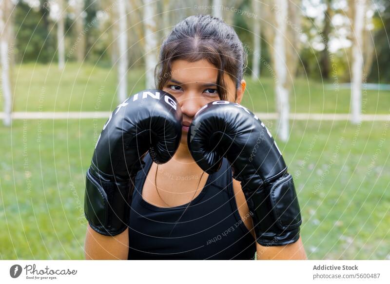 Porträt einer Boxerin mit Boxhandschuhen in einer Wachposition aktiv Erwachsener Athlet schwarz Körper Boxsport abschließen Konkurrenz Kontakt Verteidigung