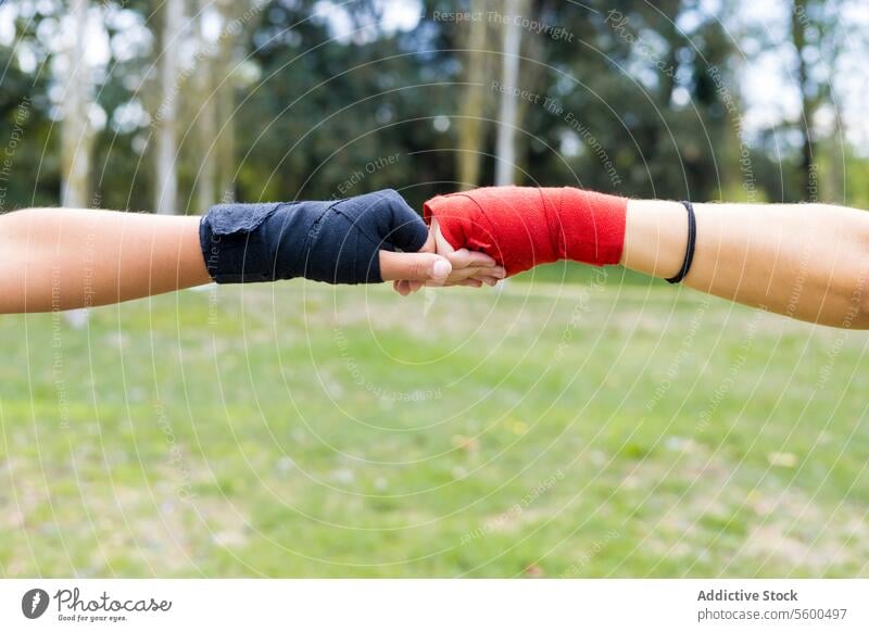 Boxer Frauen stoßen eingewickelt Fäuste Boxen im Freien Aktion aktiv Erwachsener Athlet Hintergrund schwarz Körper Boxsport Großstadt Kontakt Paar Verteidigung