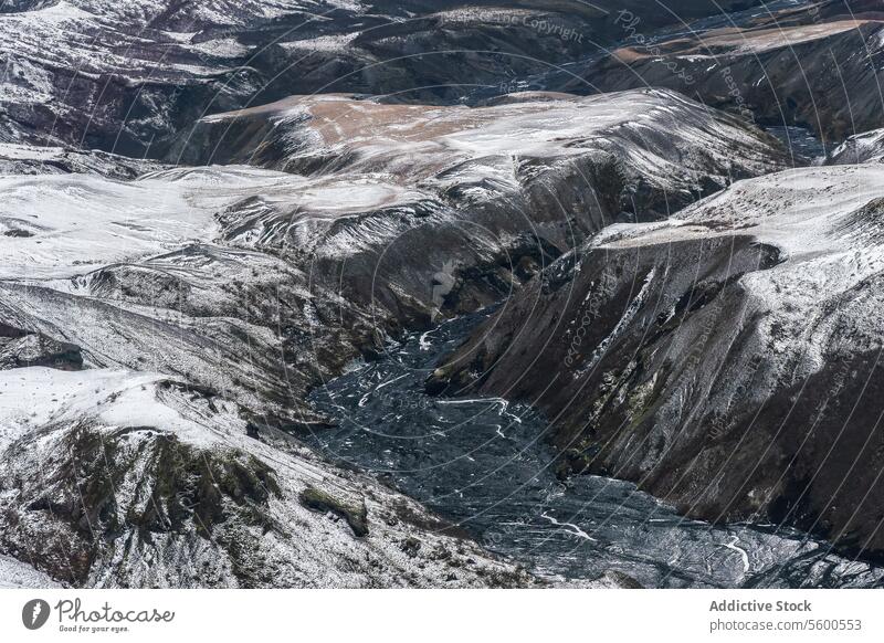 Schneebedeckte Berge mit strukturiertem Terrain verschneite Schlucht Durchblick imposant schneebedeckt robust Landschaft Berge u. Gebirge Grate trist Himmel