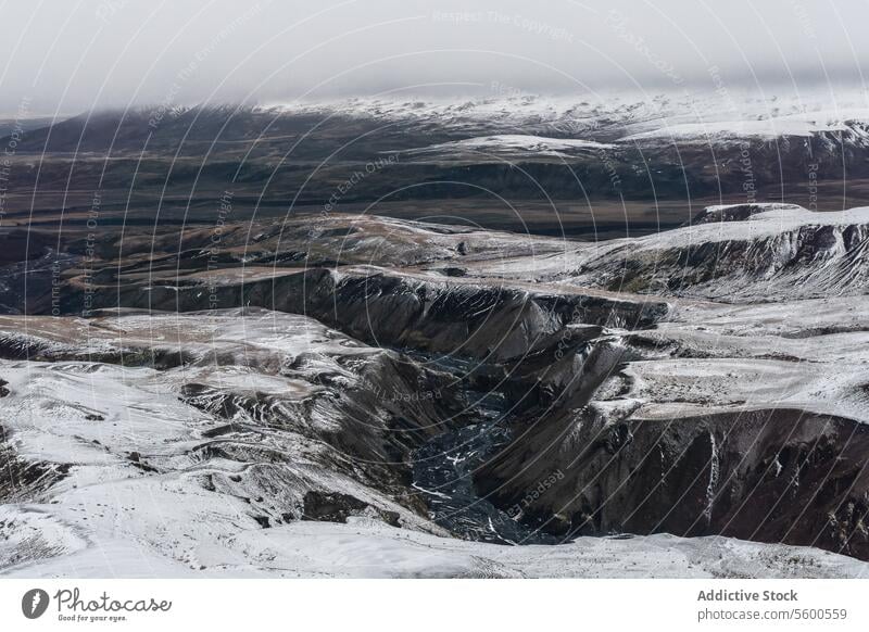 Luftaufnahme von Fluss und Snowy Canyon verschneite Schlucht Durchblick imposant schneebedeckt robust Landschaft Berge u. Gebirge Grate trist Himmel Natur