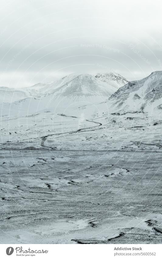 Ruhige schneebedeckte Ebenen und Gipfel Gelassenheit Spitzenwerte friedlich Fläche Decke Berge u. Gebirge Schräglage weich Himmel Landschaft Natur Winter kalt