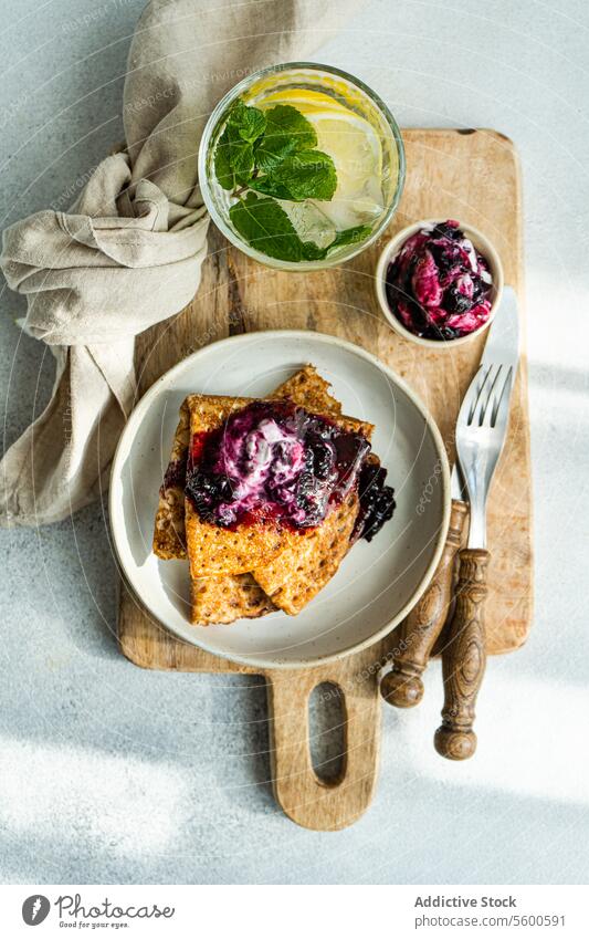 Hausgemachte Crêpes mit Blaubeermarmelade und Sauerrahmbelag Blaubeeren Marmelade selbstgemacht Rezept rustikal Holzbrett Dessert Frühstück Brunch Beeren