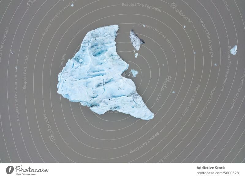 Blauer Eisberg in der Gletscherlagune Antenne Schuss blau Textur fliegend glazial Lagune Vatnajökull Nationalpark Island trübselig Wasser natürlich Wunder kalt