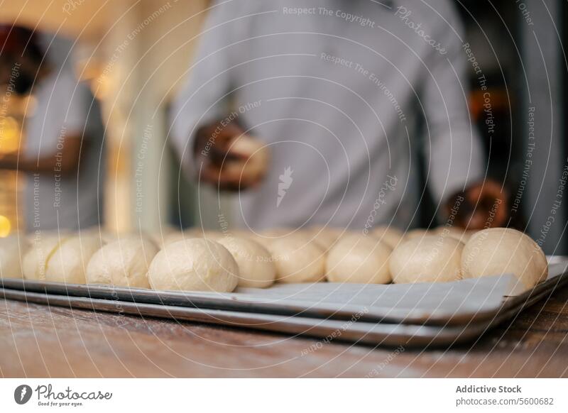 Porträt von Teigkugeln Nahaufnahme Teigwaren Bälle Brot Bäcker Bäckerei Tablett Lebensmittel Mehl Weizen frisch Hefe backen geschmackvoll Business Inszenierung