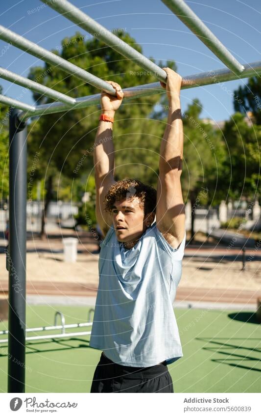 Starker junger Sportler beim Calisthenics Mann Training calisthenics Wellness Körpergewicht Übung Fitness Bodybuilding männlich Athlet Kunstturnen Person