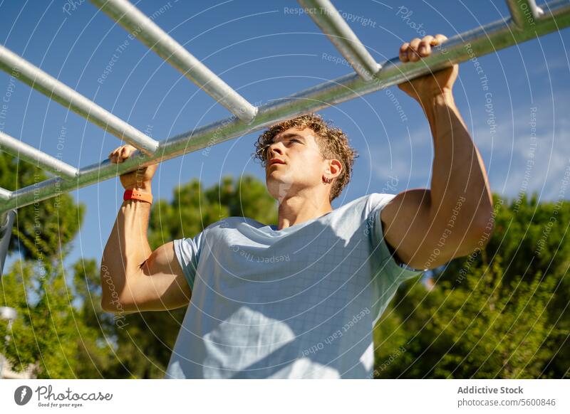 Starker junger Sportler beim Calisthenics Mann Training calisthenics Wellness Körpergewicht Übung Fitness Bodybuilding männlich Athlet Kunstturnen Person