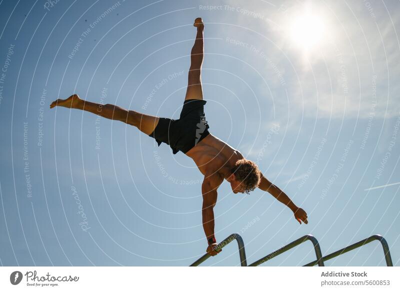 Starker junger Sportler beim Calisthenics Mann Training calisthenics Wellness Körpergewicht Übung Handstand Fitness Bodybuilding männlich Athlet Kunstturnen