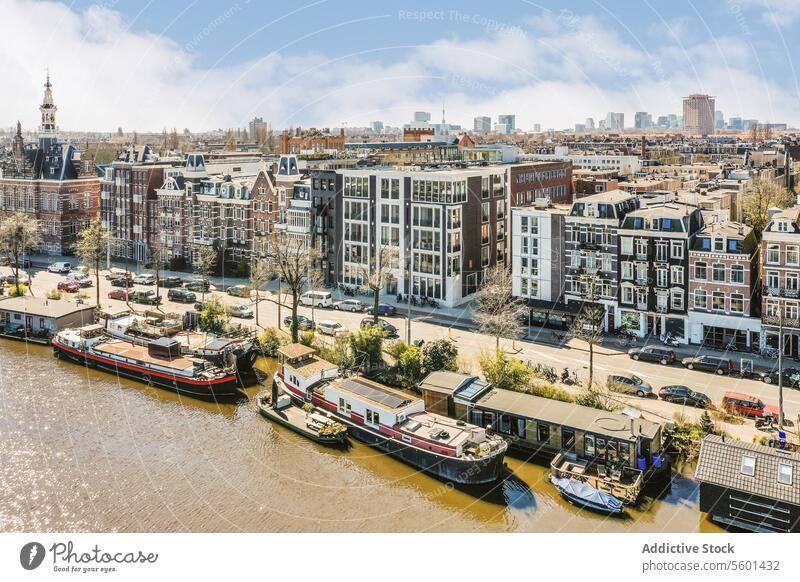 Schiffe und Boote auf dem Fluss vor der Stadtkulisse Stadtbild Gebäude Luftaufnahme sonnig Straße Baum Wasser Architektur wohnbedingt PKW Großstadt Ansicht