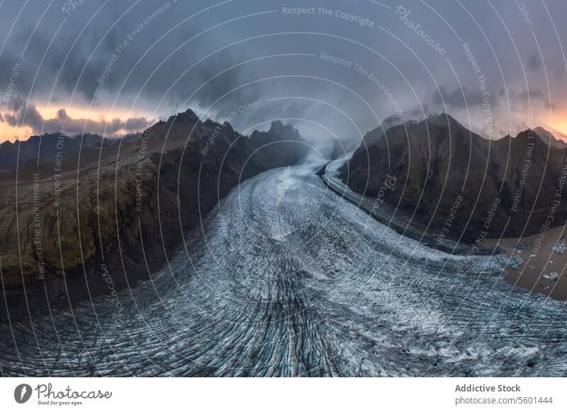 Majestätischer Gletscher unter einem dramatischen Himmel in Island Vatnajökull Dämmerung Cloud Berge u. Gebirge robust Landschaft Natur dramatischer Himmel