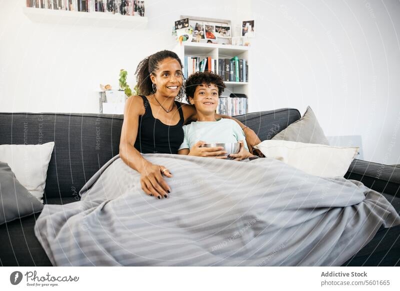 Mutter und Tochter sehen zu Hause fern Familie Preteen Tochter FERNSEHER bezaubernd anhänglich Decke Bonden heiter Kind Kindheit Kinder Liege niedlich Essen