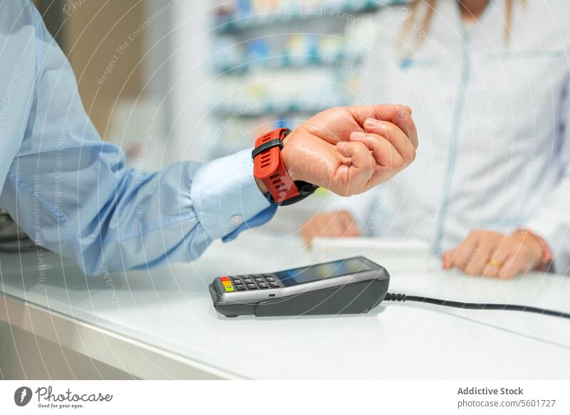 Mann scannt Smartwatch am Automaten und bezahlt im Geschäft Senior smartwatch Scan pos Terminal Zahlung Kasse Abfertigungsschalter Drogerie Hand Ernte anonym