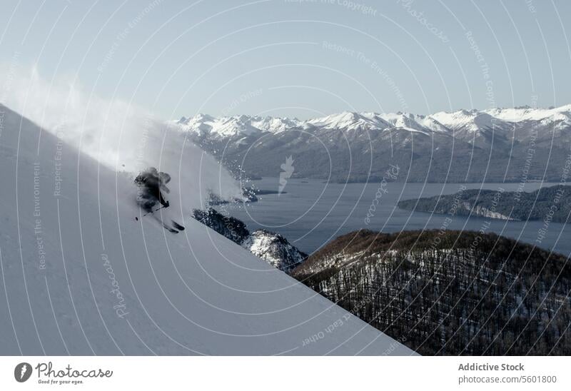 Person beim Skifahren auf einem verschneiten Berg im Winter Berge u. Gebirge Schnee Berghang schneebedeckt Klarer Himmel Urlaub Geschwindigkeit Pulver aktiv