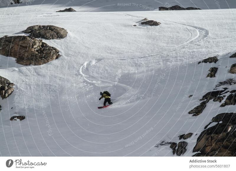 Anonyme Person beim Snowboarden auf verschneitem Land Snowboarder Snowboarding Silhouette Mitfahrgelegenheit Schnee Landschaft sonnig genießen Winter Urlaub