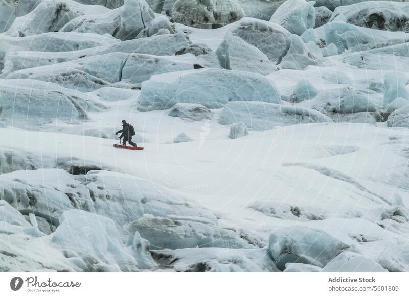 Person beim Snowboarden in den Schweizer Alpen im Urlaub Mann Berge u. Gebirge Schnee Felsen unkenntlich Snowboarder Snowboarding Landschaft Abenteuer Winter