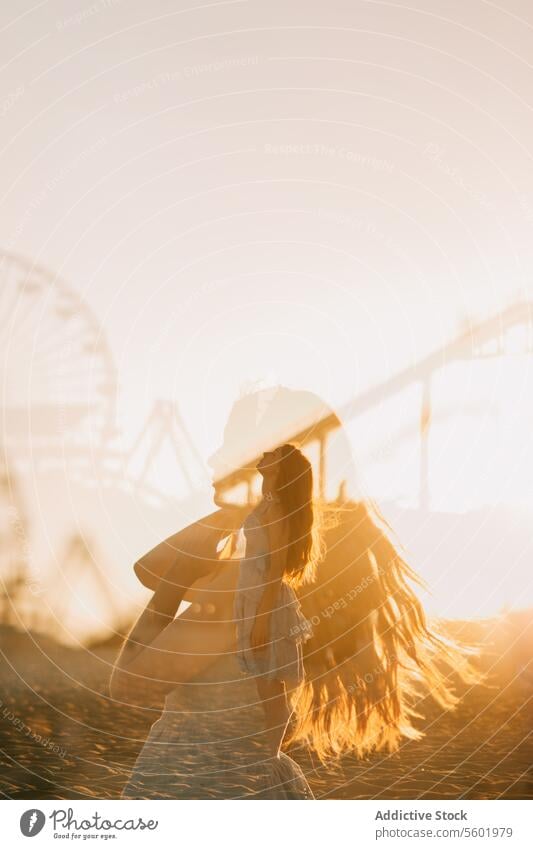 Doppelbelichtung Sonnenuntergang Silhouette mit Santa Monica Pier Blick Frau Strand Los Angeles USA goldene Stunde Hintergrundbeleuchtung Sonnenstrahlen Sommer