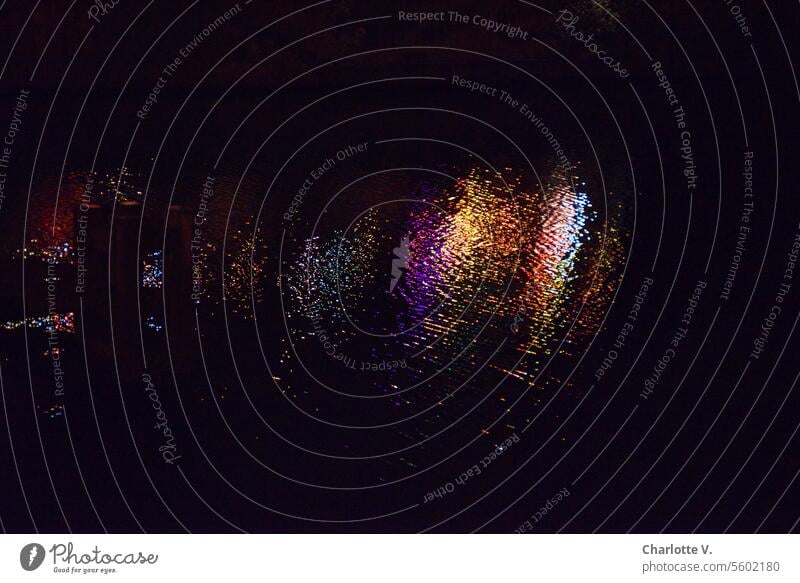 600 | Zum 600. ein Wasserfeuerwerk aus Lichtern, die sich in der Spree spiegeln Lichtspiel Lichterscheinung leuchten abstrakt Experiment Farbfoto Nacht