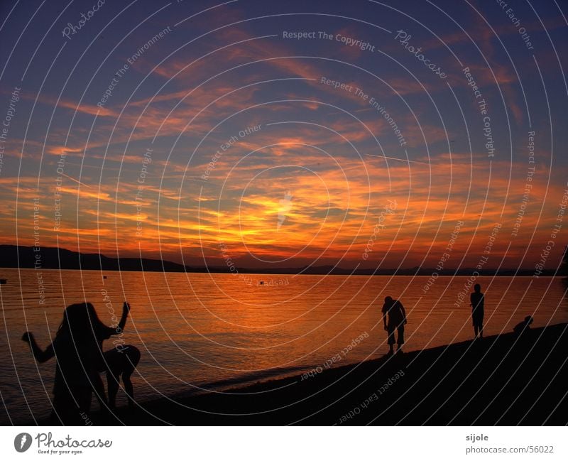 "Bayrisches" Meer II Sonnenuntergang rot gelb See Wolken Horizont Strand Himmel orange Bodensee Abenddämmerung schwarze gestalten