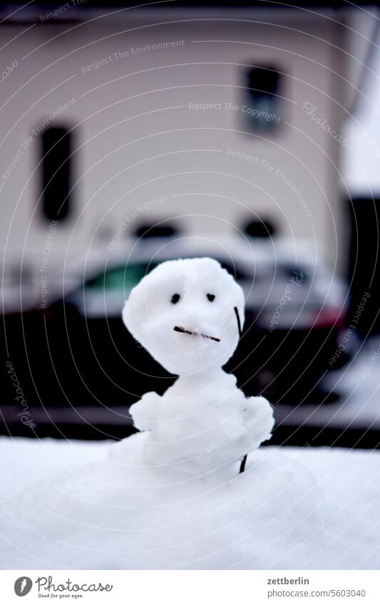 Kleiner Schneemann figur frost frosteinbruch kalt klein kälte mini minischneemann neuschnee schneedecke schneien wetter winter winterferien winterwetter winzig