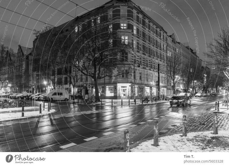 Winternacht an einer Kreuzung in Prenzlauer Berg Nacht s/w Schnee kastanienallee Oderbergerstraße Berlin Stadt Hauptstadt Stadtzentrum Altstadt Außenaufnahme