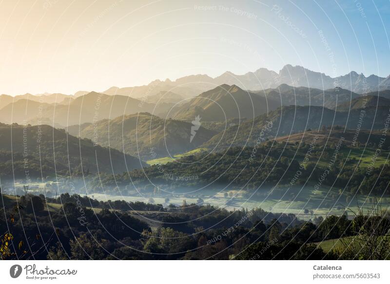 Berglandschaft am frühen Morgen Urlaub Tourismus Ferien & Urlaub & Reisen Berge u. Gebirge Landschaft Gipfel Himmel Felsen Umwelt Tag Sommer Natur