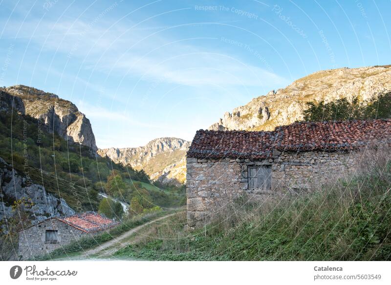 Berglandschaft mit alten Steinhäuser Tag Sommer Tageslicht Schönes Wetter Natur Umwelt Felsen Himmel Berge Gipfel Gebirge Landschaft Wolken Berge u. Gebirge