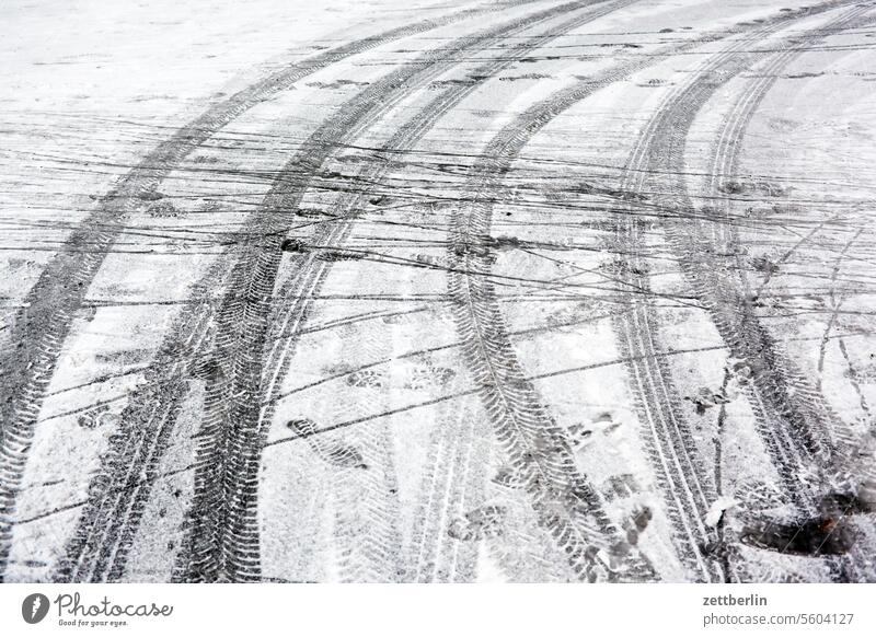 Spuren im Schnee außen frost frosteinbruch hinterhof innenhof innenstadt kalt kiez kälte menschenleer mietshaus nachbarschaft neuschnee schneedecke schneien