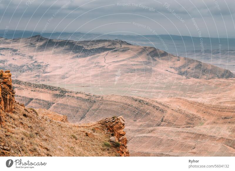 Herbstlandschaft Wüstensteppe. Konzept der unendlichen Weiten. Erstaunliche Ansicht von Alone. Wüste sieht aus wie Alien-Landschaft. Als ob wie Marsian Landschaft Wüste. Mars Roter Planet Nachahmung