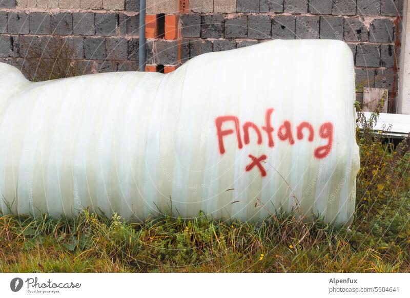 der Anfang Beginn Anfang & Ende enden anfangen Anfänge Schilder & Markierungen Schriftzeichen Bauernhof ende im gelände Außenaufnahme Farbfoto Anfang vom Ende