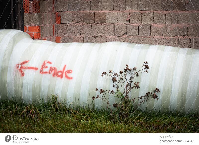 das Ende Beginn Anfang & Ende enden anfangen Anfänge Schilder & Markierungen Schriftzeichen Bauernhof ende im gelände Außenaufnahme Farbfoto Anfang vom Ende