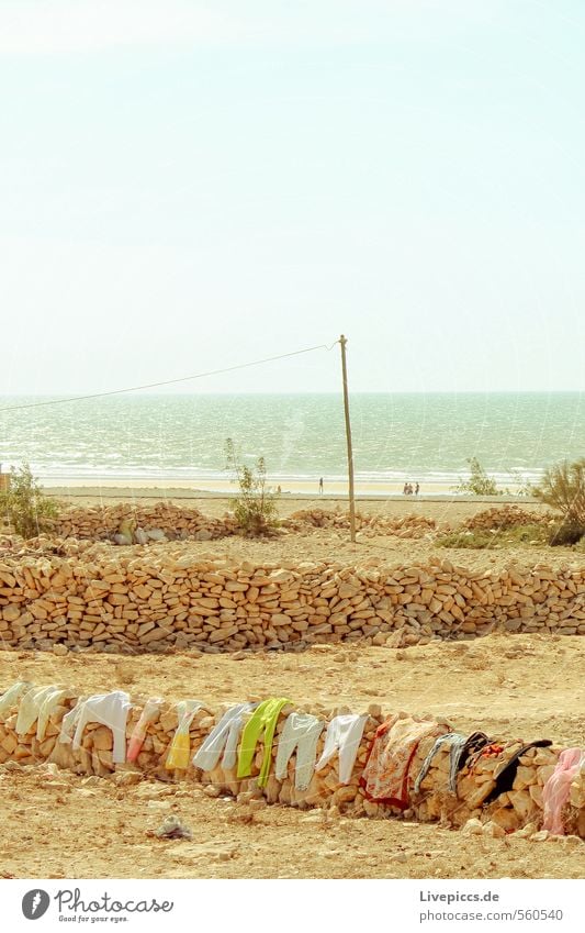 Kleidung für Steine Ferien & Urlaub & Reisen Ferne Freiheit Sommer Sonne Strand Meer Wellen Umwelt Natur Landschaft Wasser Himmel Wolkenloser Himmel Sonnenlicht