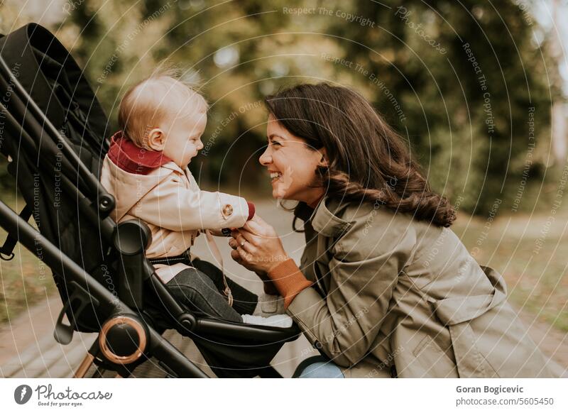 Junge Frau hält süßes Baby Mädchen im Herbst Park klein Kaukasier Mutter außerhalb Tochter Kind wenig Liebe niedlich Beteiligung Fröhlichkeit Zusammensein