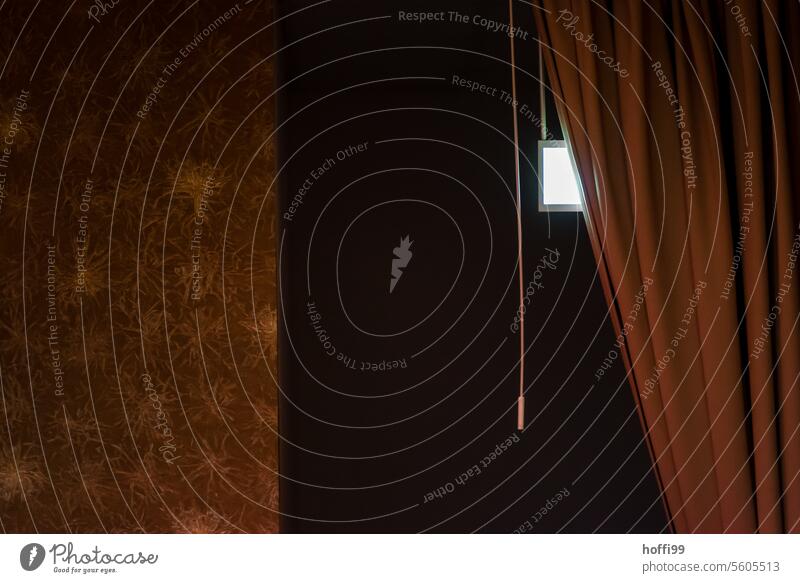 die dunkle Seite - öffne den Vorhang, lass das Licht herein Gardine dunkel Schattenseite Innenaufnahme Stoff schwarz Strukturen & Formen Falte Kontrast