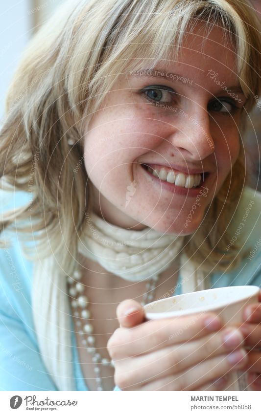 smiling Farbfoto Innenaufnahme Nahaufnahme Morgen Porträt Blick Blick in die Kamera Schielen Getränk trinken Kaffee Tee Tasse Becher schön Haare & Frisuren Haut