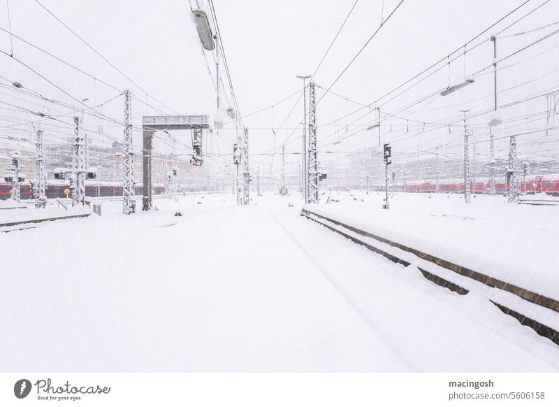 Bahnhof versinkt im Schneechaos Hauptbahnhof Hauptbahnhof München Eisenbahn Stadt Verkehr Außenaufnahme Menschenleer Deutsche Bahn Gleisanlagen Gleise Bahnsteig