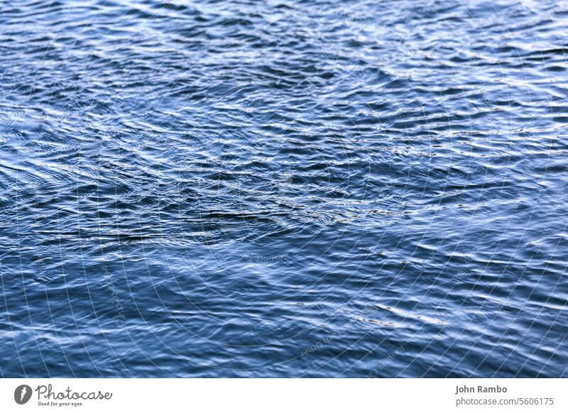 abstrakte Wasseroberfläche Nahaufnahme mit kleinen glatten Kräuseln und selektiven Fokus Hintergrund Sauberkeit niemand Rippeln Ebene Selektiver Fokus Unschärfe