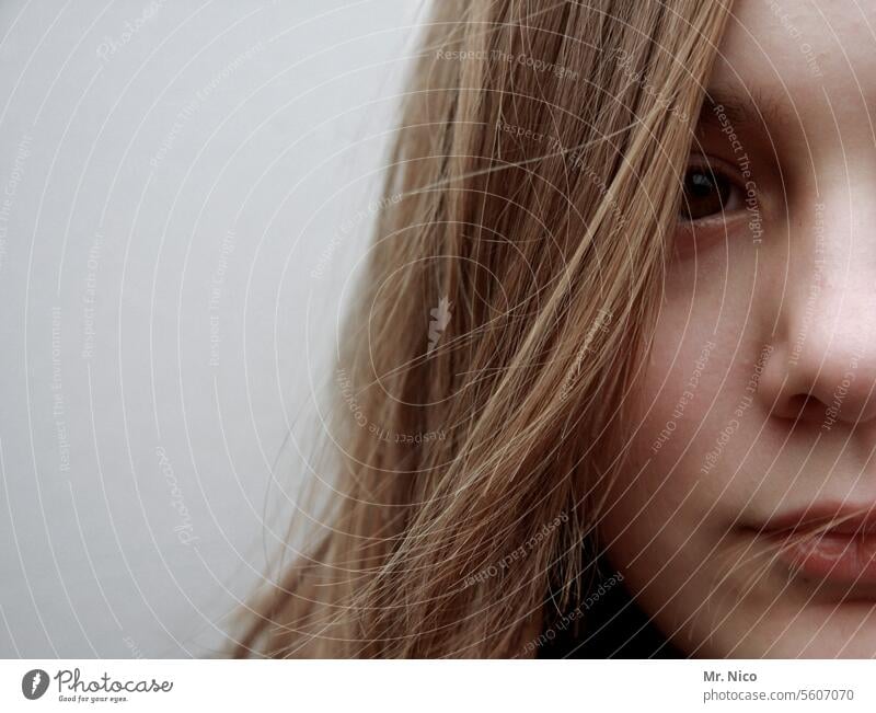 Gesichtshälfte Haut blond Gesichtsausschnitt feminin natürlich Porträt Haare & Frisuren Lippen Kopf Auge blick Nase Mund langhaarig Blick in die Kamera