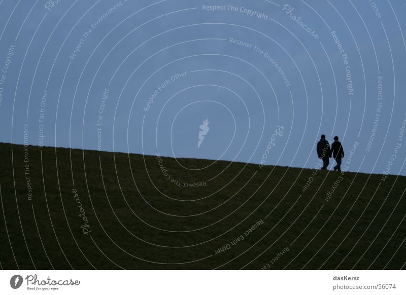 Zweisam Zusammensein Deich Meer abwärts Küste Mann Frau harmonisch twosome Silhouette Nordsee Paar Wind paarweise Liebespaar