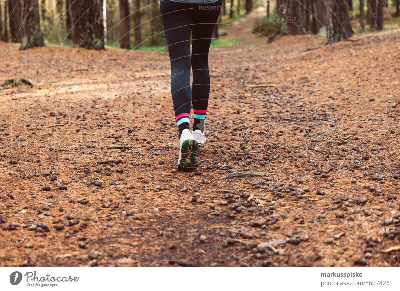 Trailrunning - Geländelauf Bayern Deutschland Sport aktiv Aktivität Backcountry durchkreuzen schnell Frau Wald Felsen laufen rennen sportlich Nachlauf Traillauf