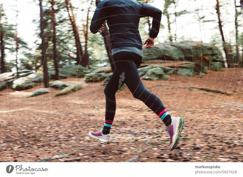 Trailrunning - Geländelauf Bayern Deutschland Sport aktiv Aktivität Backcountry durchkreuzen schnell Frau Wald Felsen laufen rennen sportlich Nachlauf Traillauf