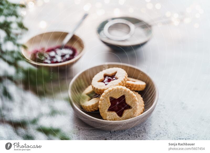 Weihnachtskekse in einer Schüssel. Nahaufnahme. Weihnachtsgebäck Erdbeermarmelade Lebensmittel Weihnachten & Advent Lichterkette Konifere Plätzchen gebacken