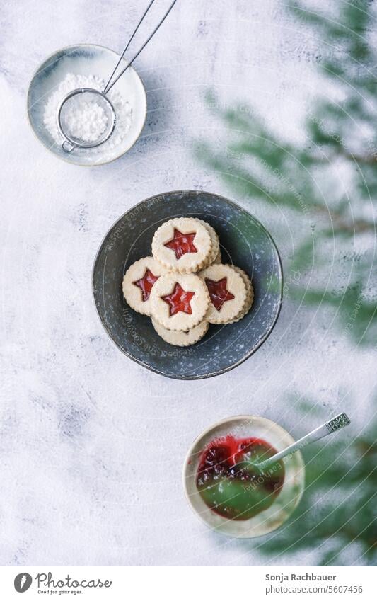 Mürbteigkekse mit Erdbeerkonfitüre in einer Schüssel. Draufsicht. Weihnachtsgebäck Plätzchen Erdbeermarmelade Weihnachten & Advent Dessert gebacken süß