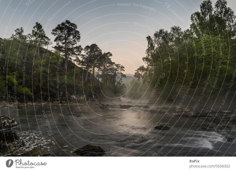 River Affric in den western highlands. Tal Fluss Wasserfall Stromschnellen glen affric river Bach valley Landschaft landscape scotland England Schottland