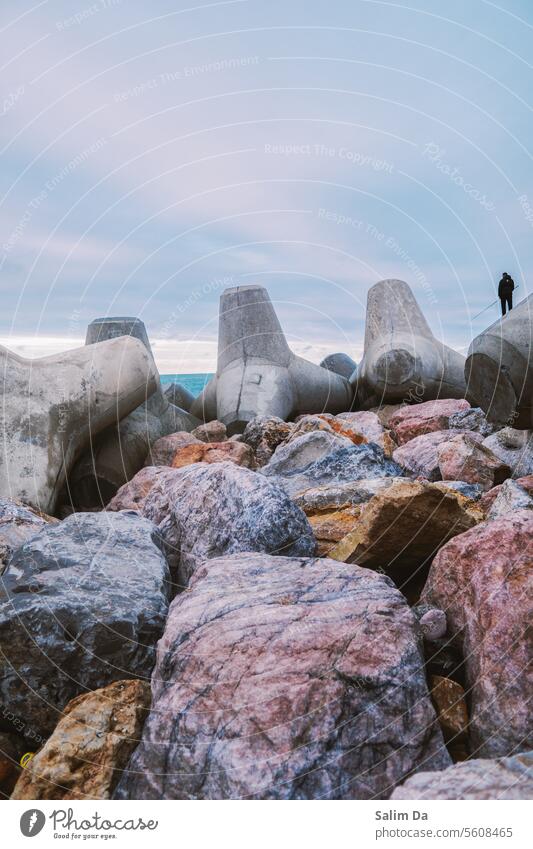 Felsen am Meer. Naturschönes Panorama Himmel Porträt Wolken Steine MEER Seeküste Meereslandschaft Meeresufer Küste Ufer malerisch Landschaft Szene Naturerlebnis