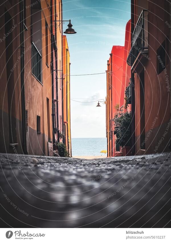 Eine Gasse zum Strand in Ligurien, Italien Meer dolce vita italia Ferien & Urlaub & Reisen Küste Außenaufnahme Italienisch Himmel Landschaft Tourismus