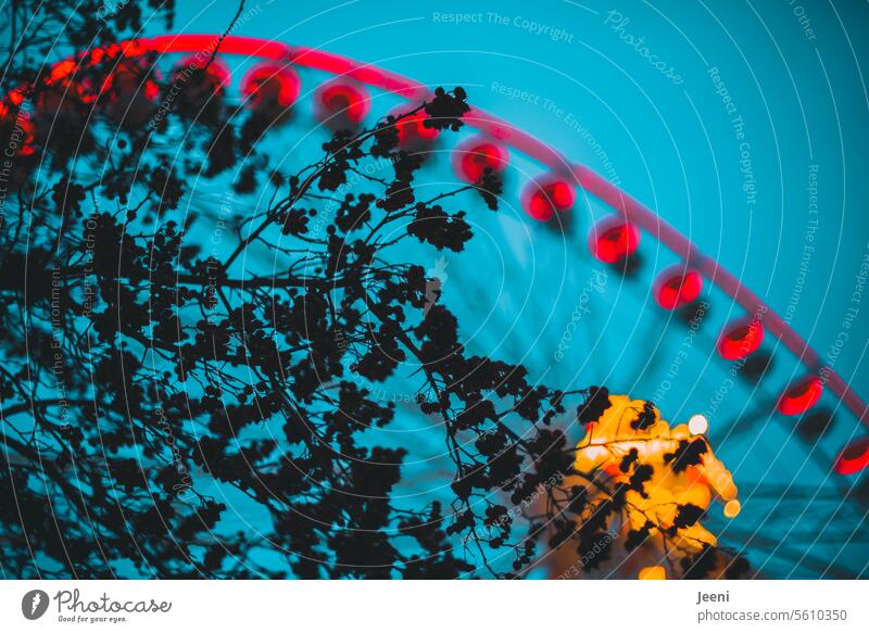 R wie… | Riesengroßes rundes Riesenrad Kreis Drehung Dynamik drehen hoch bunt Attraktion Bewegung Unschärfe verschwommen riesig Rad unscharf mehrfarbig Licht